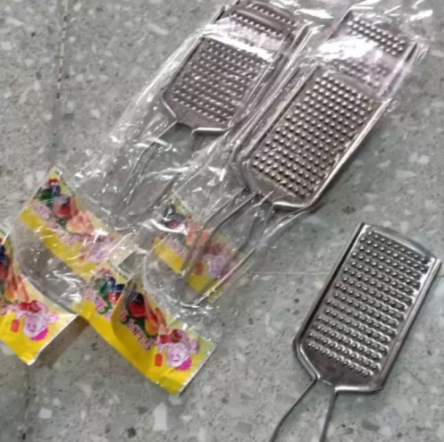 Parutan Keju Stainless Steel Serbaguna Serutan Multifungsi untuk Keju Sayur Buah - 6