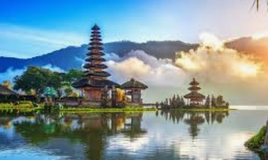 Desain Website Wisata Modern yang Menampilkan Paket Tour dan Galeri