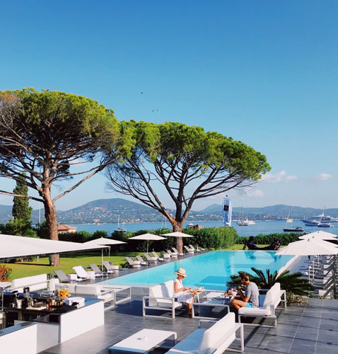 Contoh interface website reservasi hotel yang elegan dan user friendly